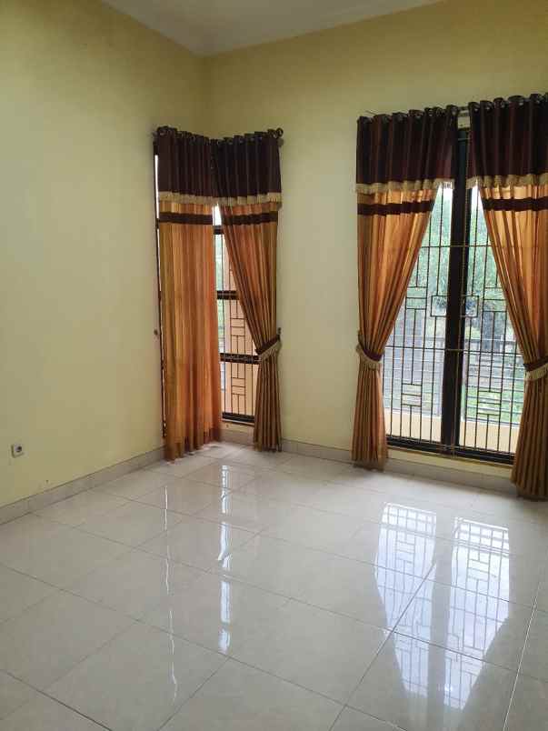 dijual rumah cantik dengan lokasi strategis bu