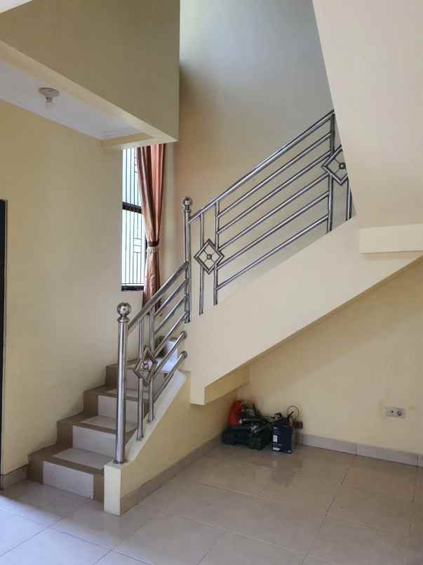 dijual rumah cantik dengan lokasi strategis bu