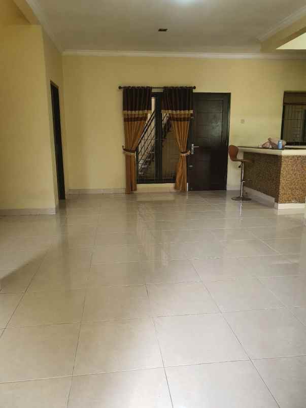 dijual rumah cantik dengan lokasi strategis bu