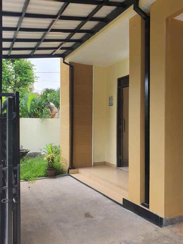 dijual rumah cantik dengan lokasi strategis bu