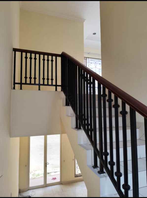 dijual rumah cantik di daerah royal residence