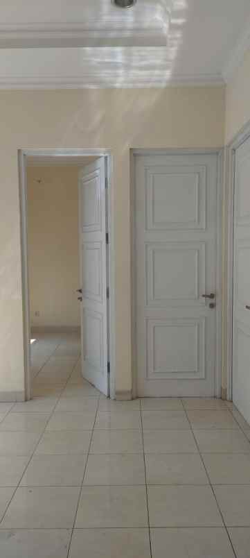 dijual rumah cantik di daerah royal residence