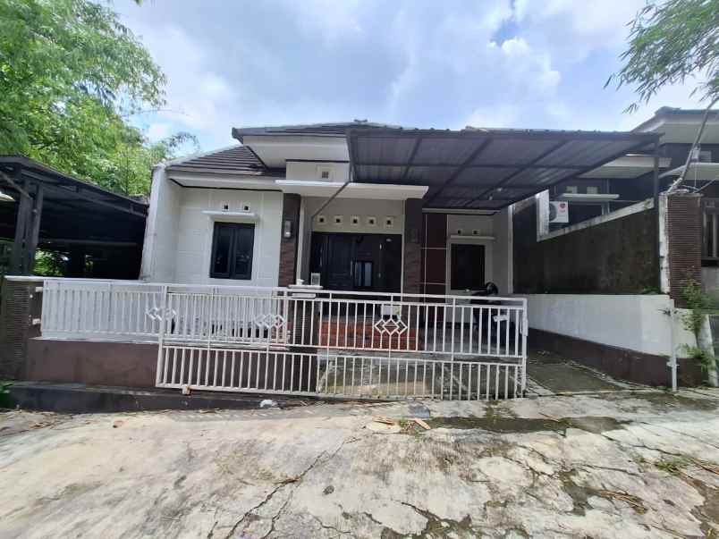 dijual rumah dekat jakal km 8