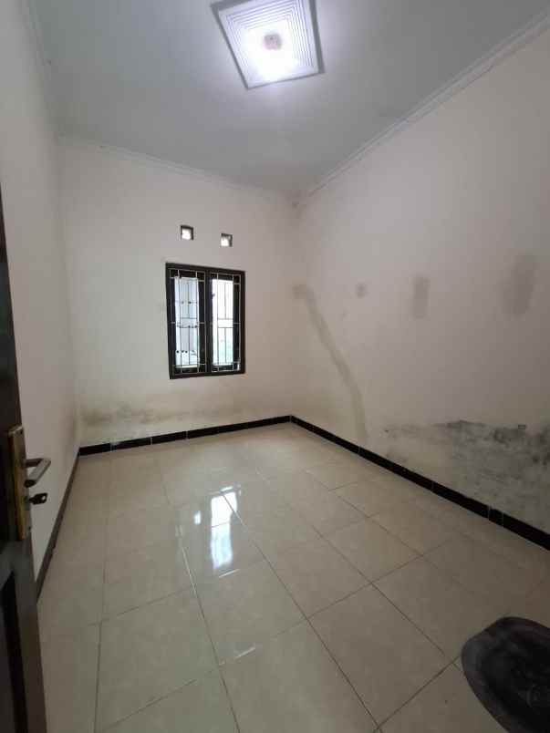 dijual rumah dekat jakal km 8