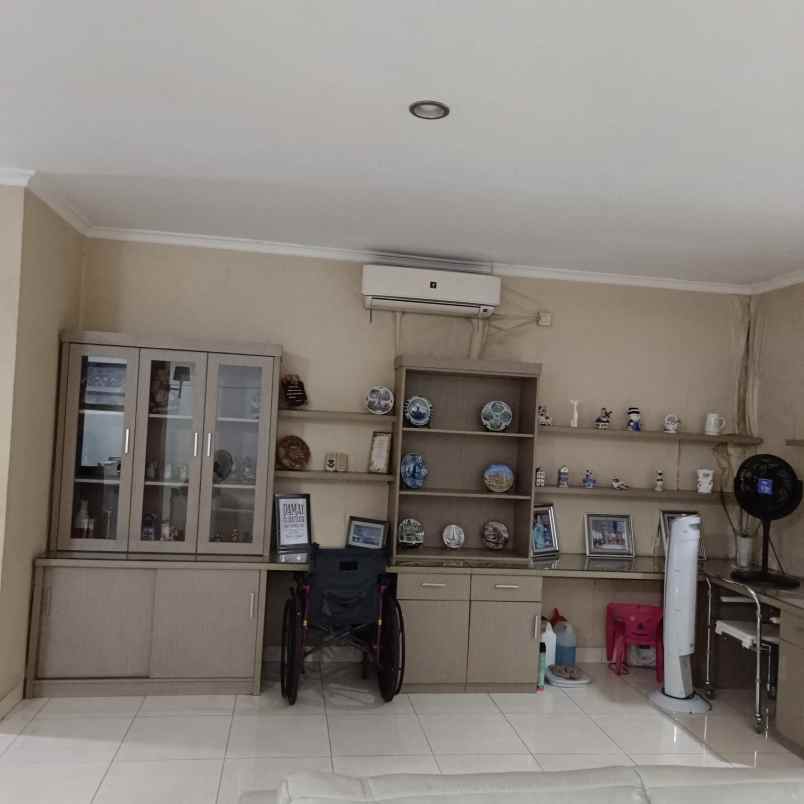 dijual rumah di daerah taman modern