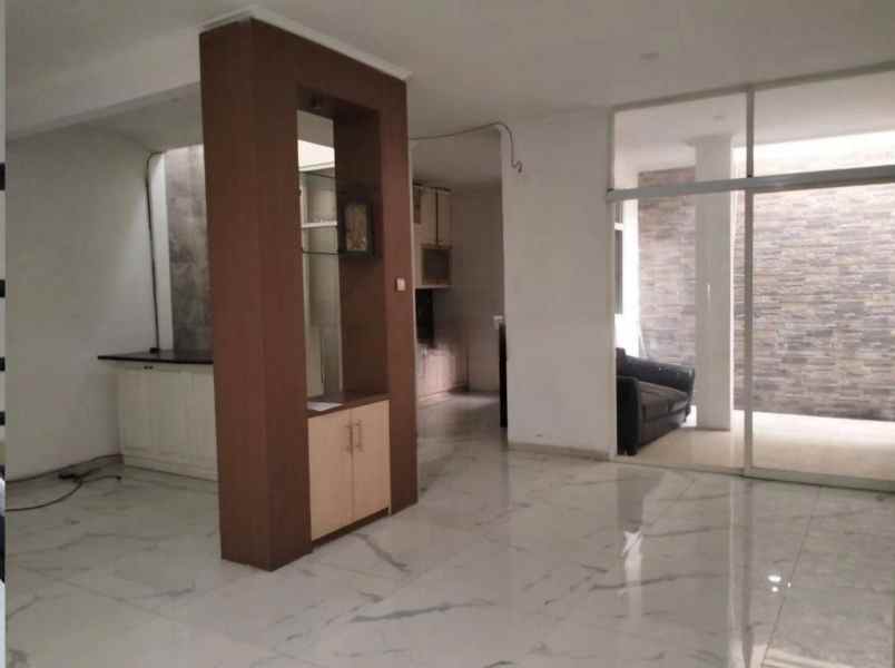 dijual rumah di raffles hills