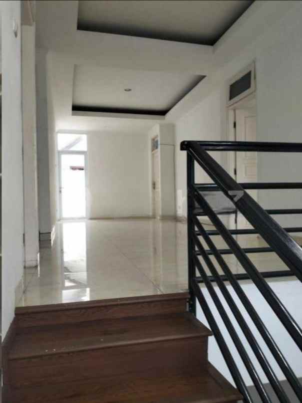 dijual rumah di raffles hills
