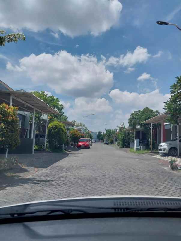 dijual rumah dian sukolilo regency