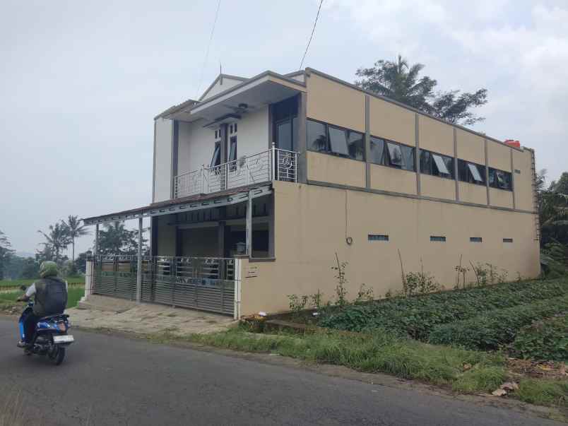 dijual rumah dua lantai siap huni view gunung