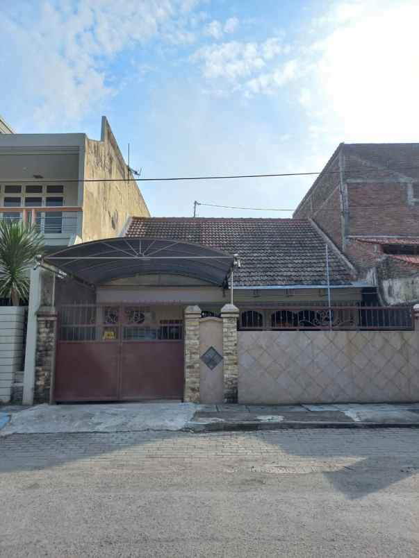 dijual rumah dukuh kupang timur