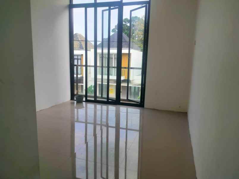 dijual rumah grandia metropolis