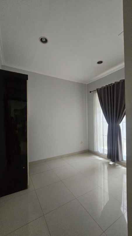 dijual rumah green lake city cluster east asia 10x20