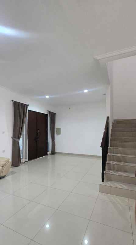 dijual rumah green lake city cluster east asia 10x20