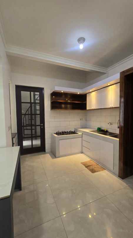 dijual rumah green lake city cluster east asia 10x20