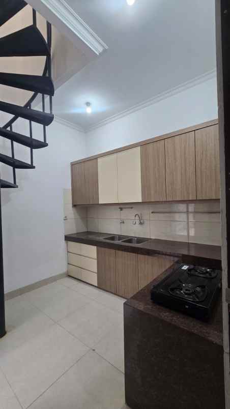 dijual rumah green lake city cluster east asia 10x20