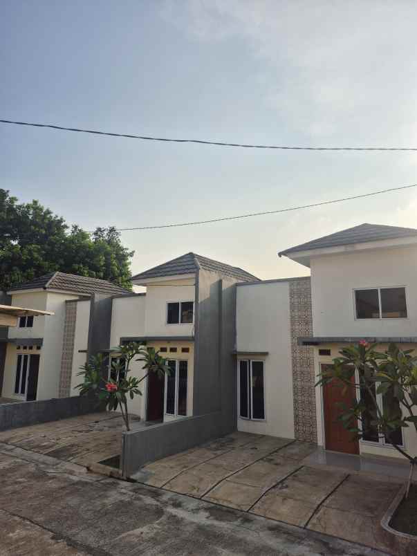 dijual rumah jalan cisaat setu