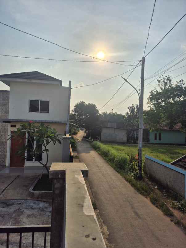dijual rumah jalan cisaat setu