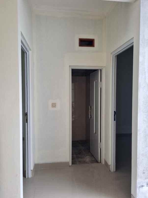 dijual rumah jalan cisaat setu