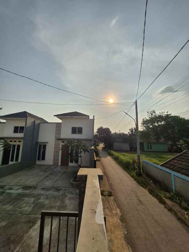 dijual rumah jalan cisaat setu