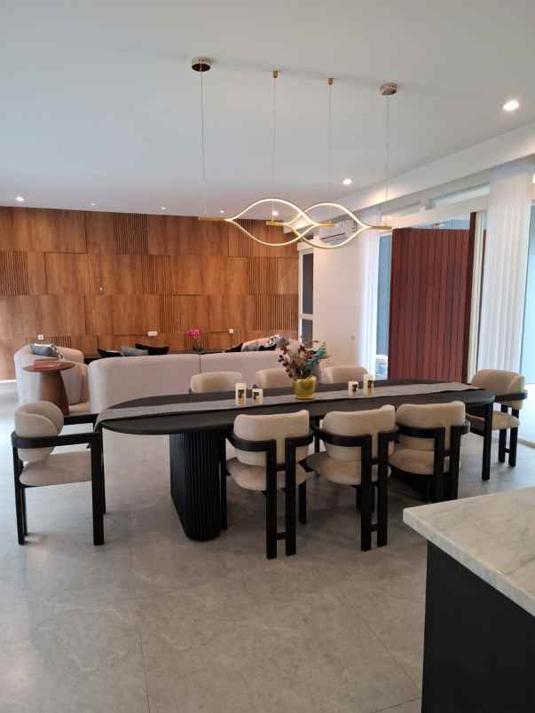 dijual rumah jalan graha famili