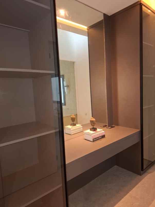 dijual rumah jalan graha famili