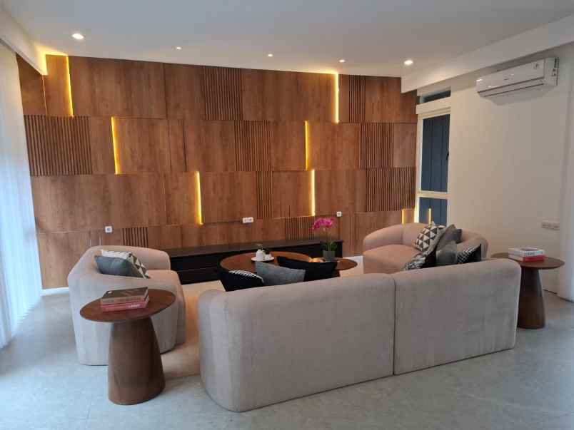 dijual rumah jalan graha famili