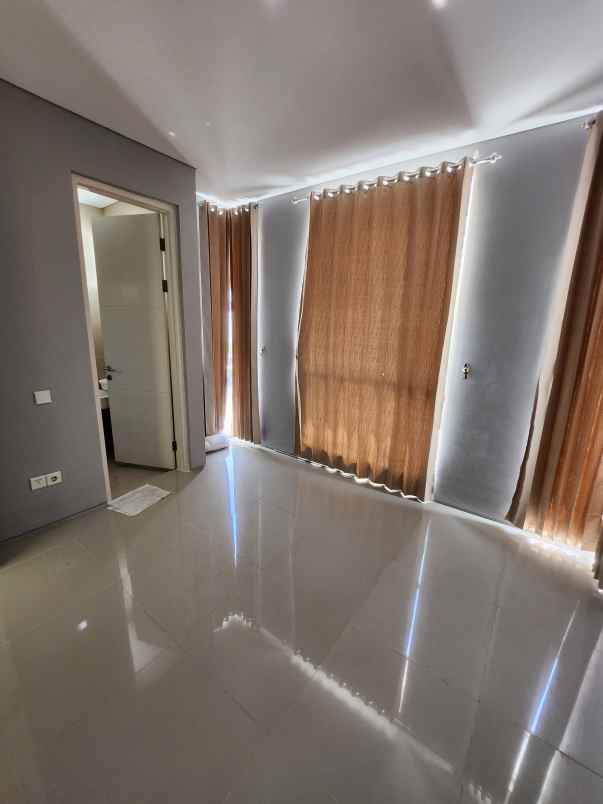 dijual rumah jalan north west park