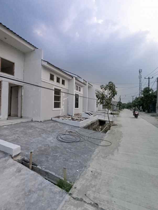 dijual rumah jalan raya megu cisoka