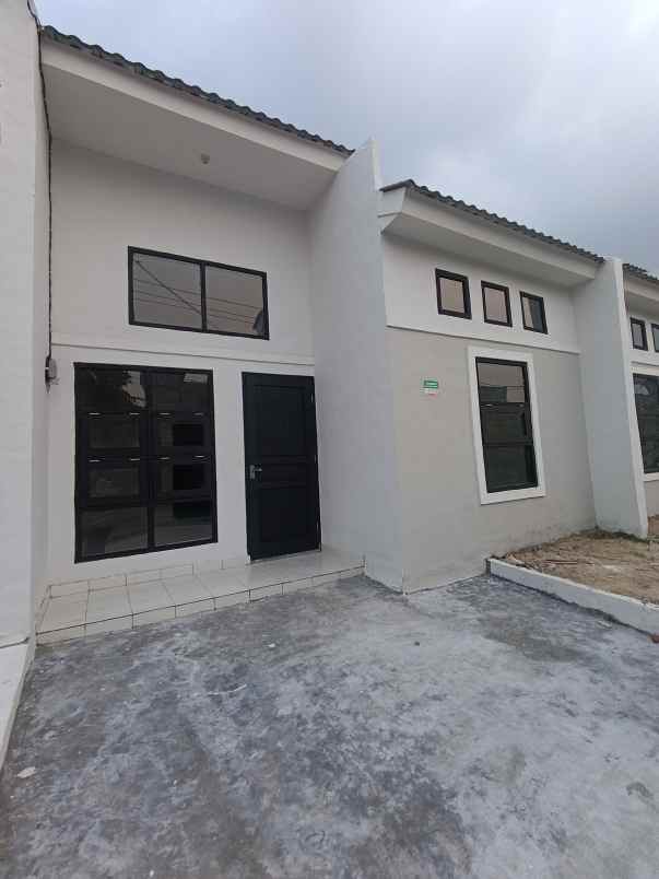dijual rumah jalan raya megu cisoka