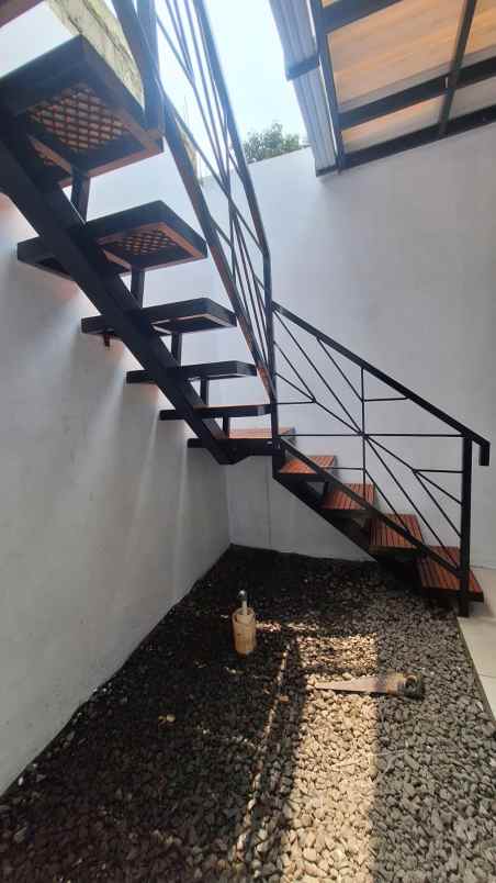 dijual rumah jalan raya tugu macan