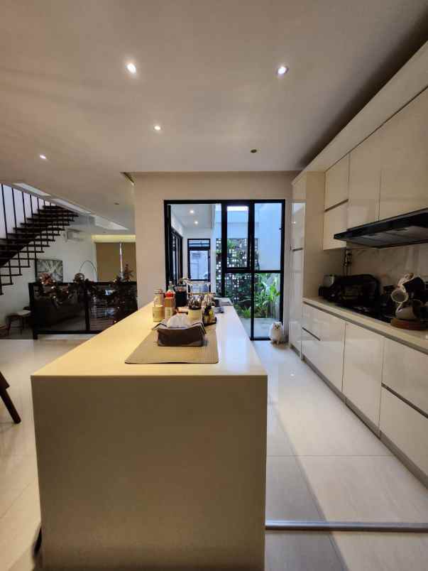 dijual rumah jalan raya veteran bintaro