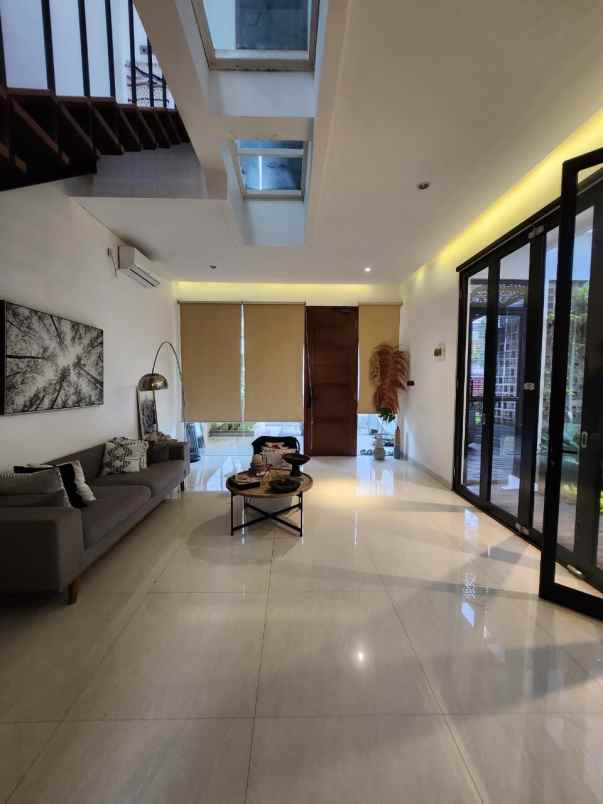 dijual rumah jalan raya veteran bintaro
