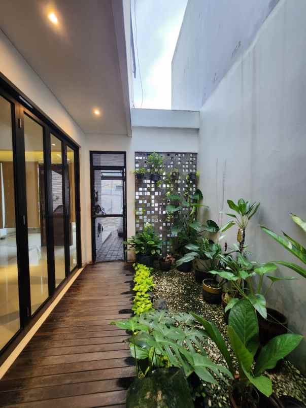 dijual rumah jalan raya veteran bintaro