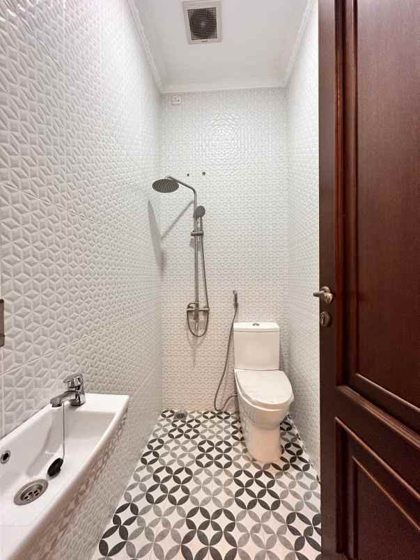 dijual rumah jl jatiwaringin