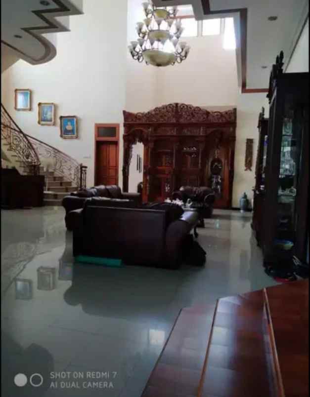 dijual rumah jl teluk cendrawasih