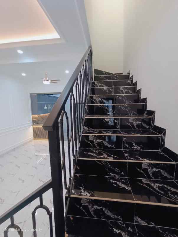 dijual rumah jln raya pondok aren