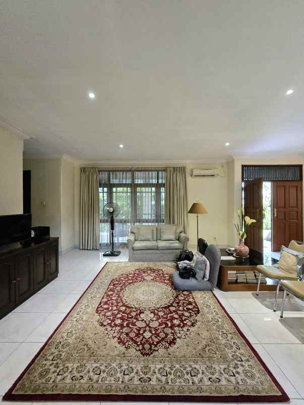 dijual rumah kayu putih