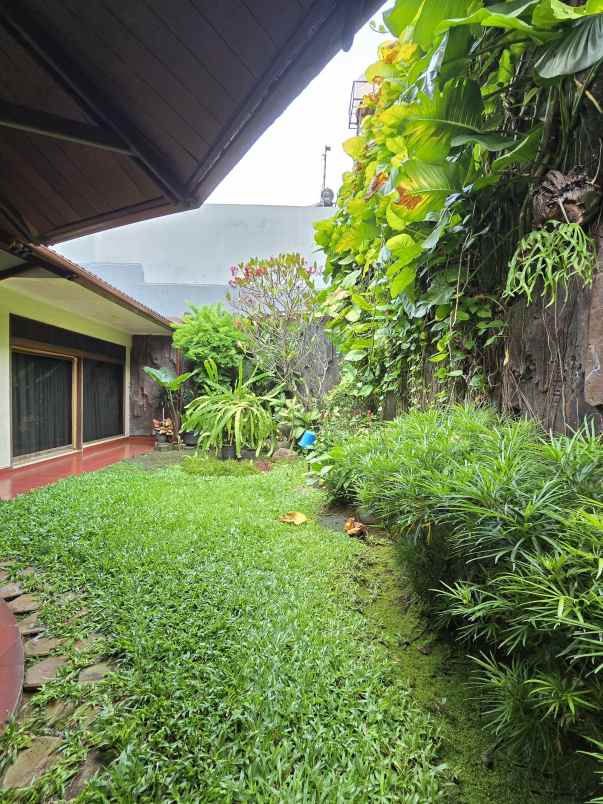 dijual rumah kayu putih