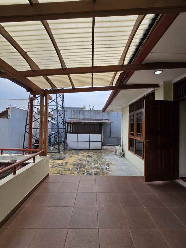 dijual rumah kayu putih