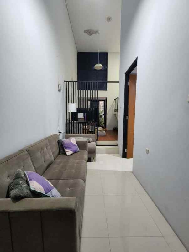 dijual rumah komplek bumi adipura