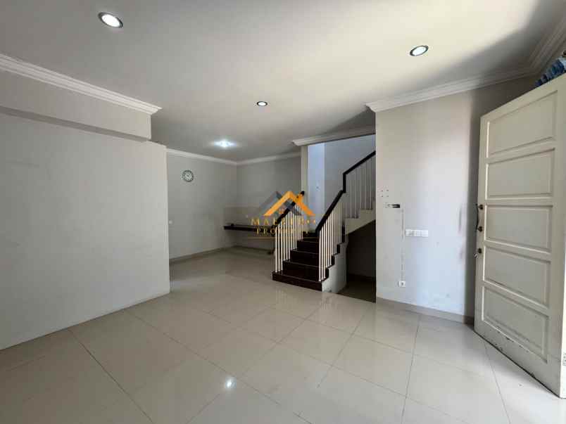 dijual rumah komplek citraland gama
