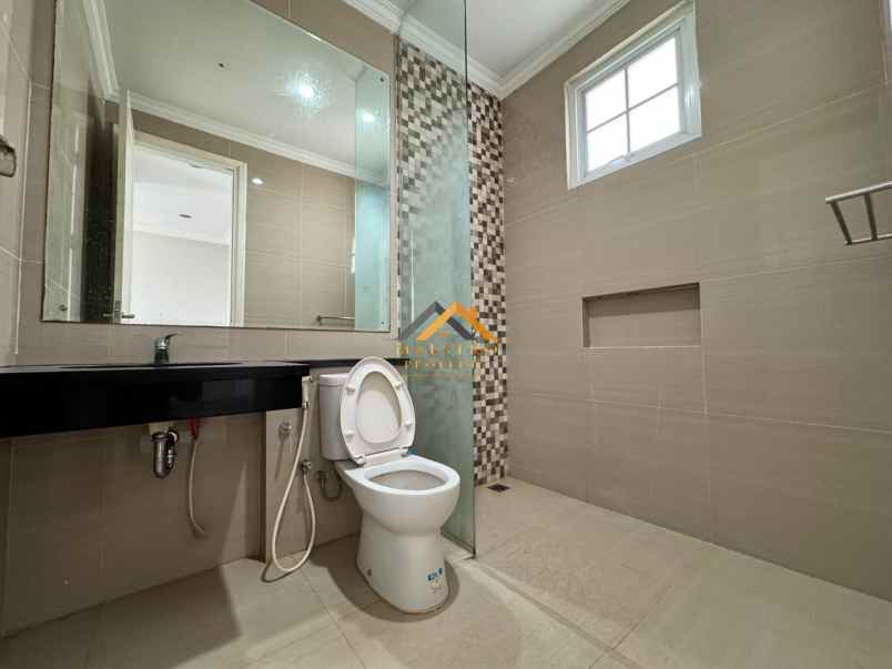 dijual rumah komplek citraland gama