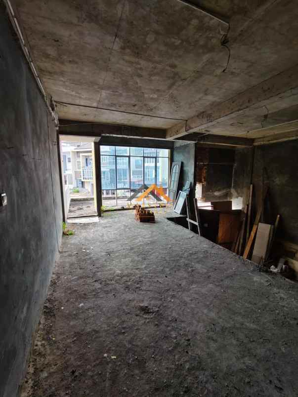 dijual rumah komplek graha mansion