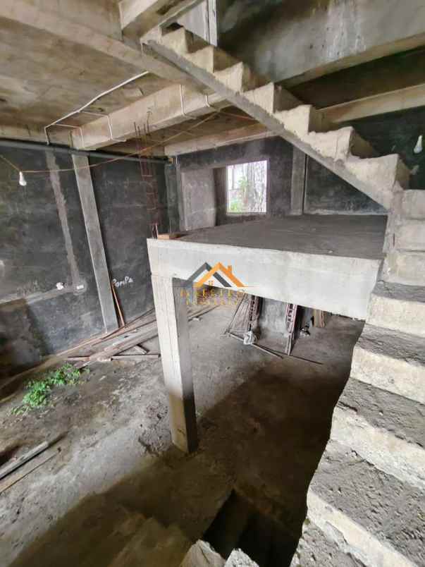 dijual rumah komplek graha mansion