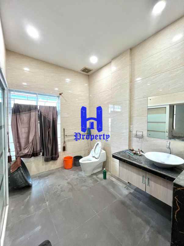 dijual rumah komplek graha metropolitan