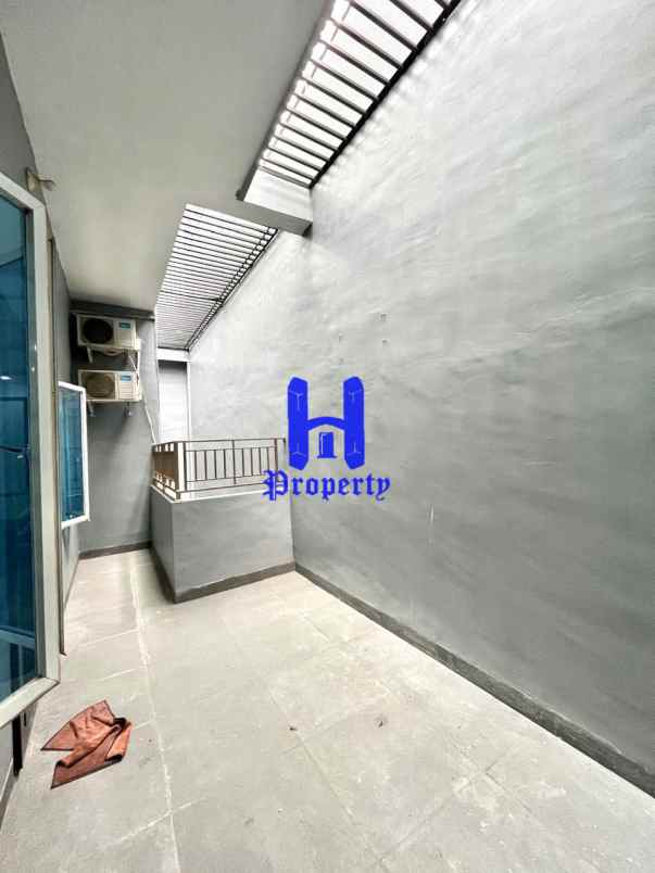 dijual rumah komplek graha metropolitan