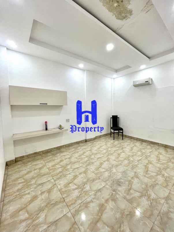 dijual rumah komplek graha metropolitan