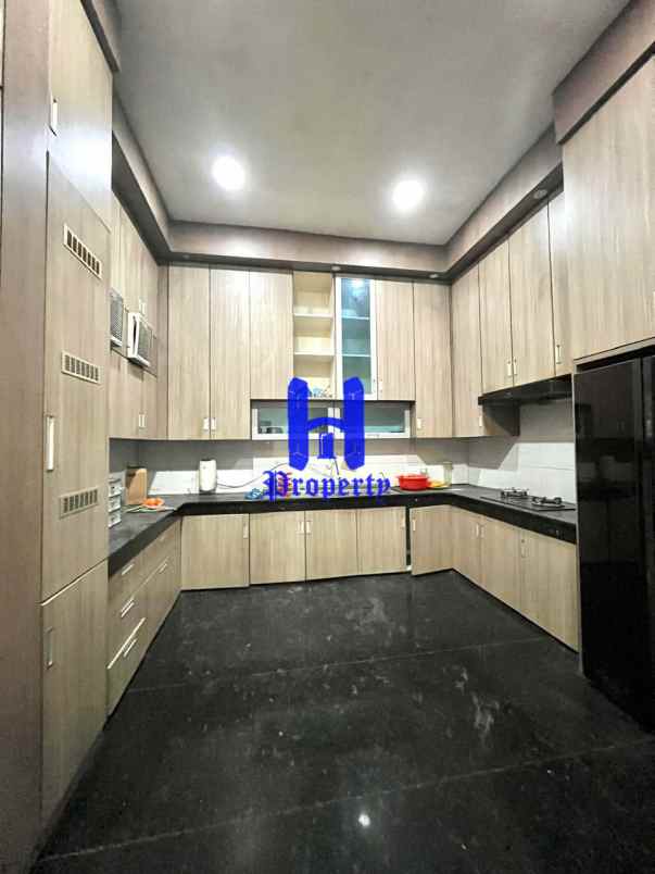 dijual rumah komplek graha metropolitan