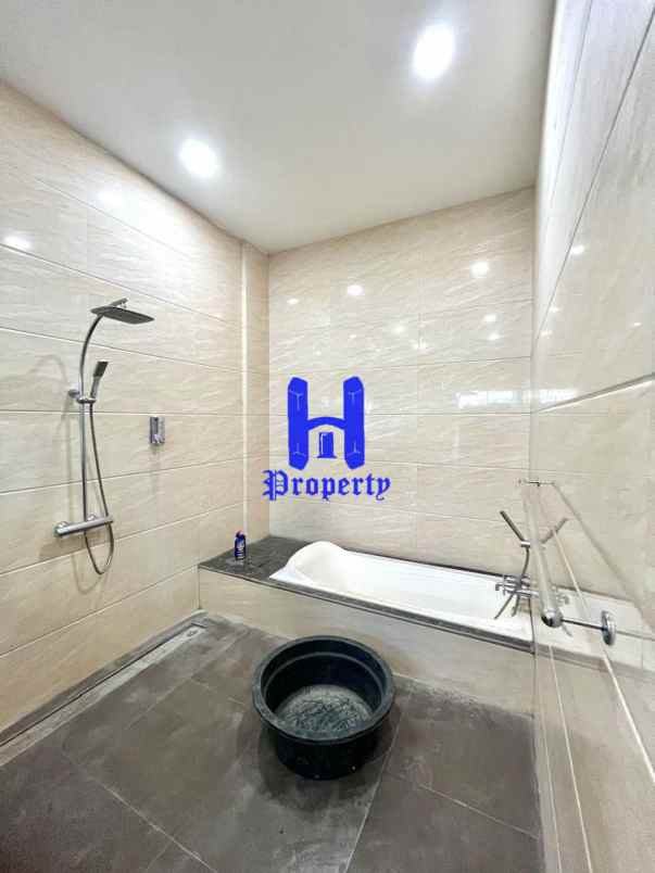 dijual rumah komplek graha metropolitan