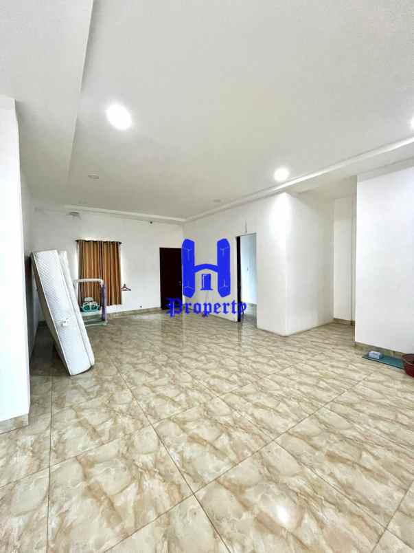 dijual rumah komplek graha metropolitan